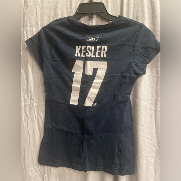 Women’s large reebok Vancouver Canucks tee shirt - Picture 3 of 3